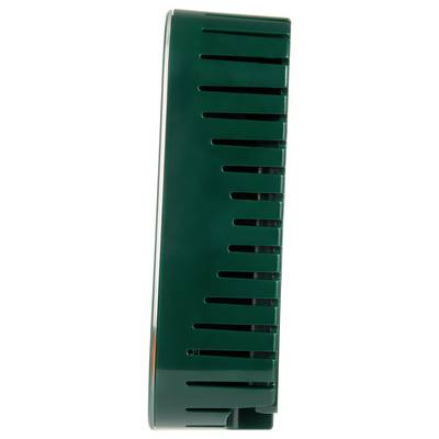 Un objet vertical en plastique vert comportant plusieurs fentes verticales.