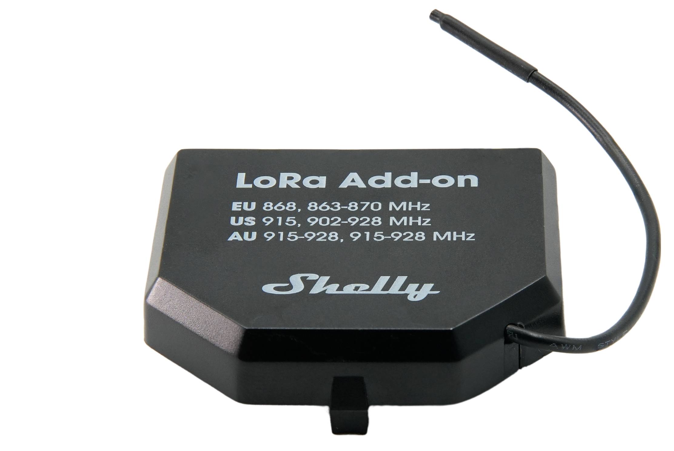 Appareil 'LoRa Add-on' de la marque Shelly, indiquant les plages de fréquences pour les marchés européen, américain et australien sur son étiquette.