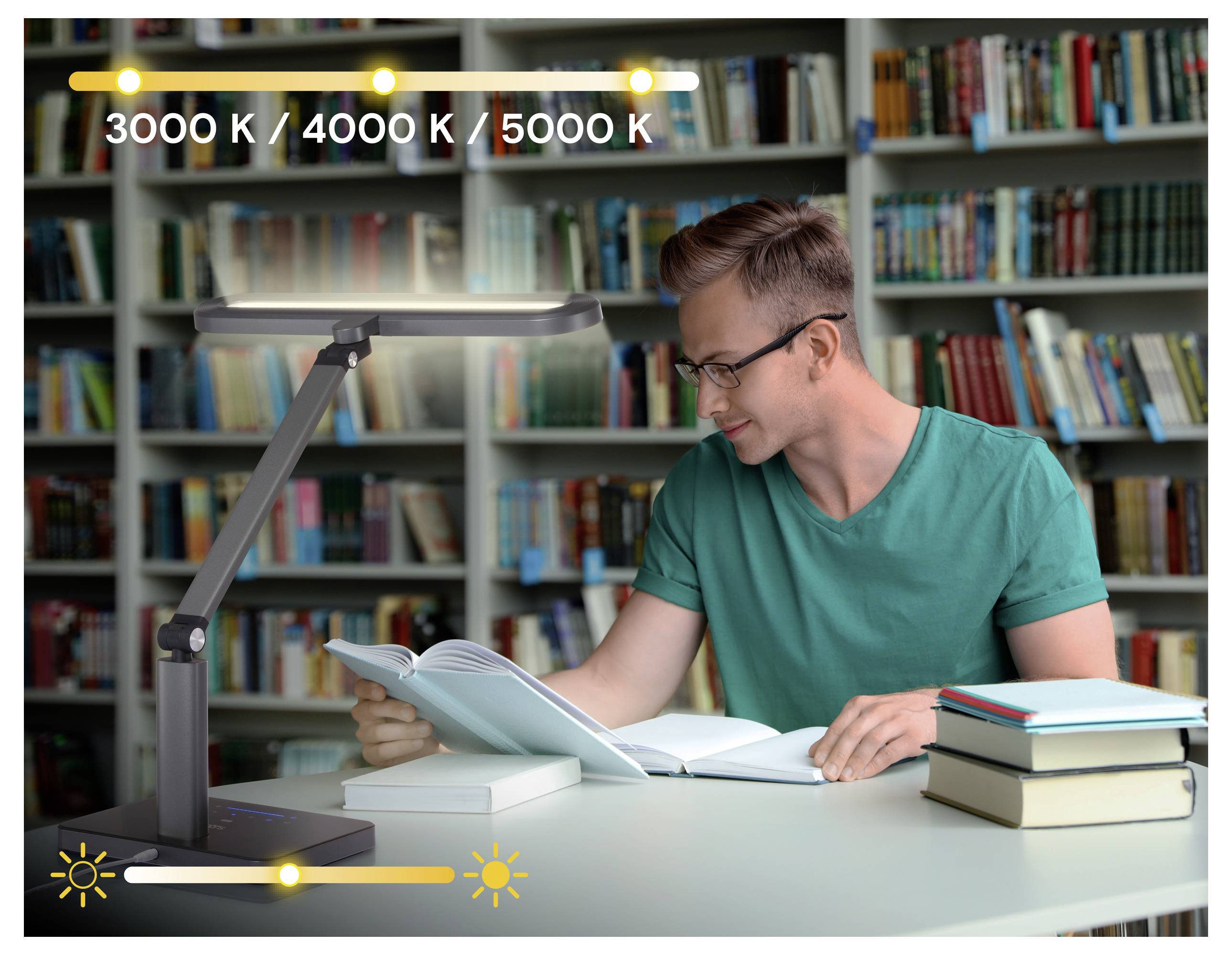 Une personne lit à une table de bibliothèque sous une lampe réglable avec des paramètres de température de couleur de « 3000 K / 4000 K / 5000 K ».