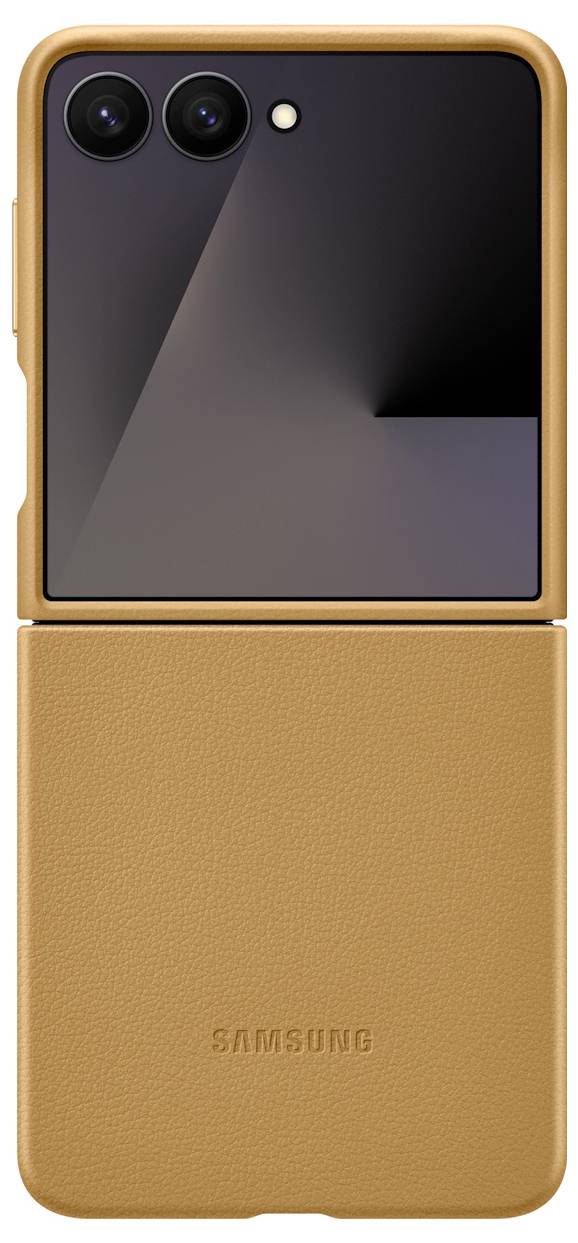 Un smartphone Samsung doté d'un double capteur photo arrière est logé dans un étui en cuir marron, mettant en valeur un design élégant.