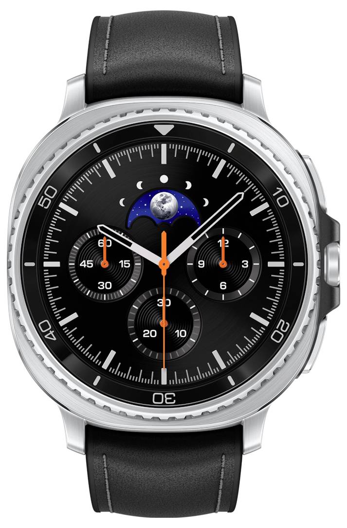 Une montre connectée ronde affichant un cadran de montre classique avec trois petits cadrans et un indicateur de phase lunaire, sertie dans un boîtier en argent avec un bracelet en cuir noir.