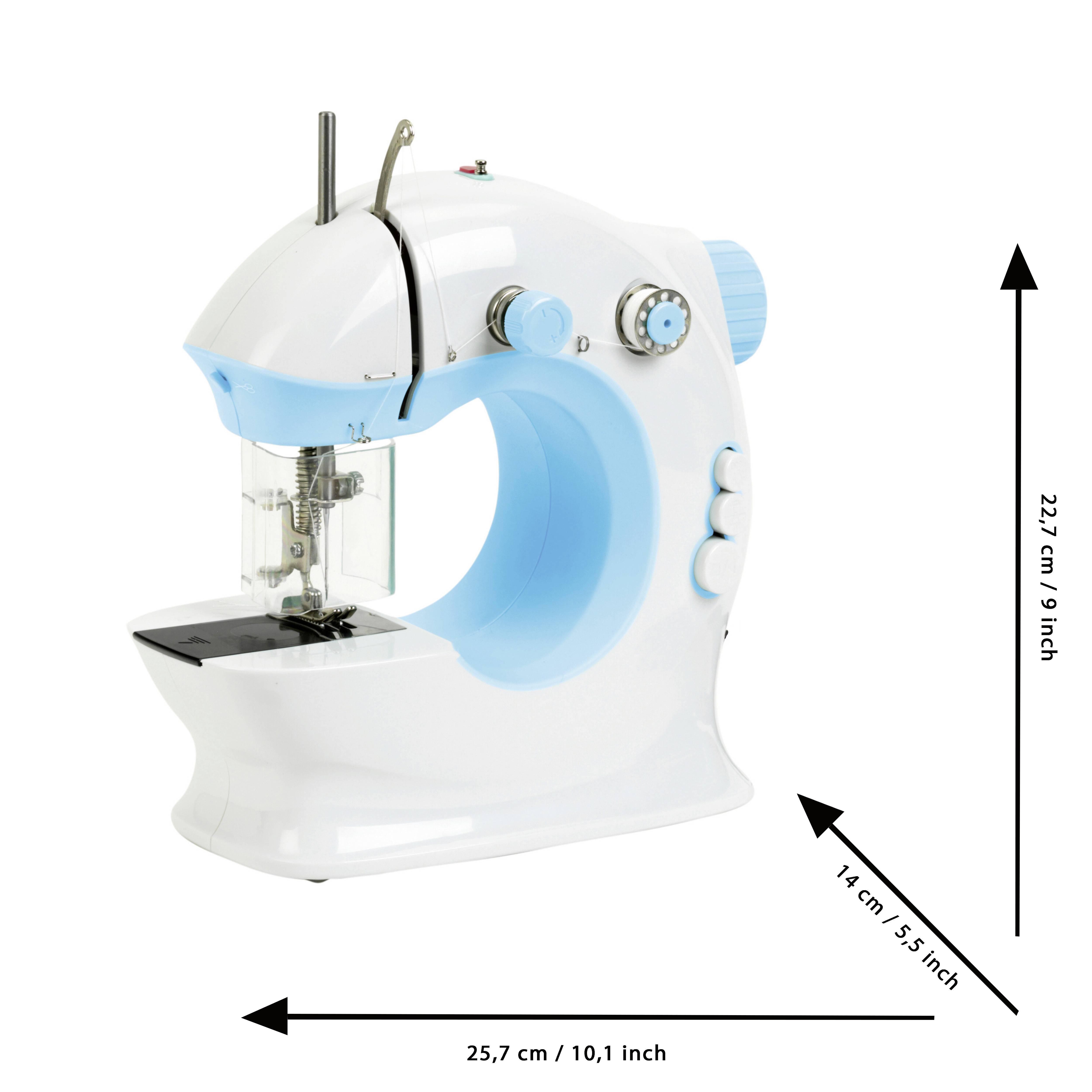 Une machine à coudre compacte blanche et bleue dont les dimensions sont les suivantes : 25,7 cm de large, 14 cm de profondeur et 22,7 cm de hauteur (soit respectivement 10,1 pouces, 5,5 pouces et 9 pouces).