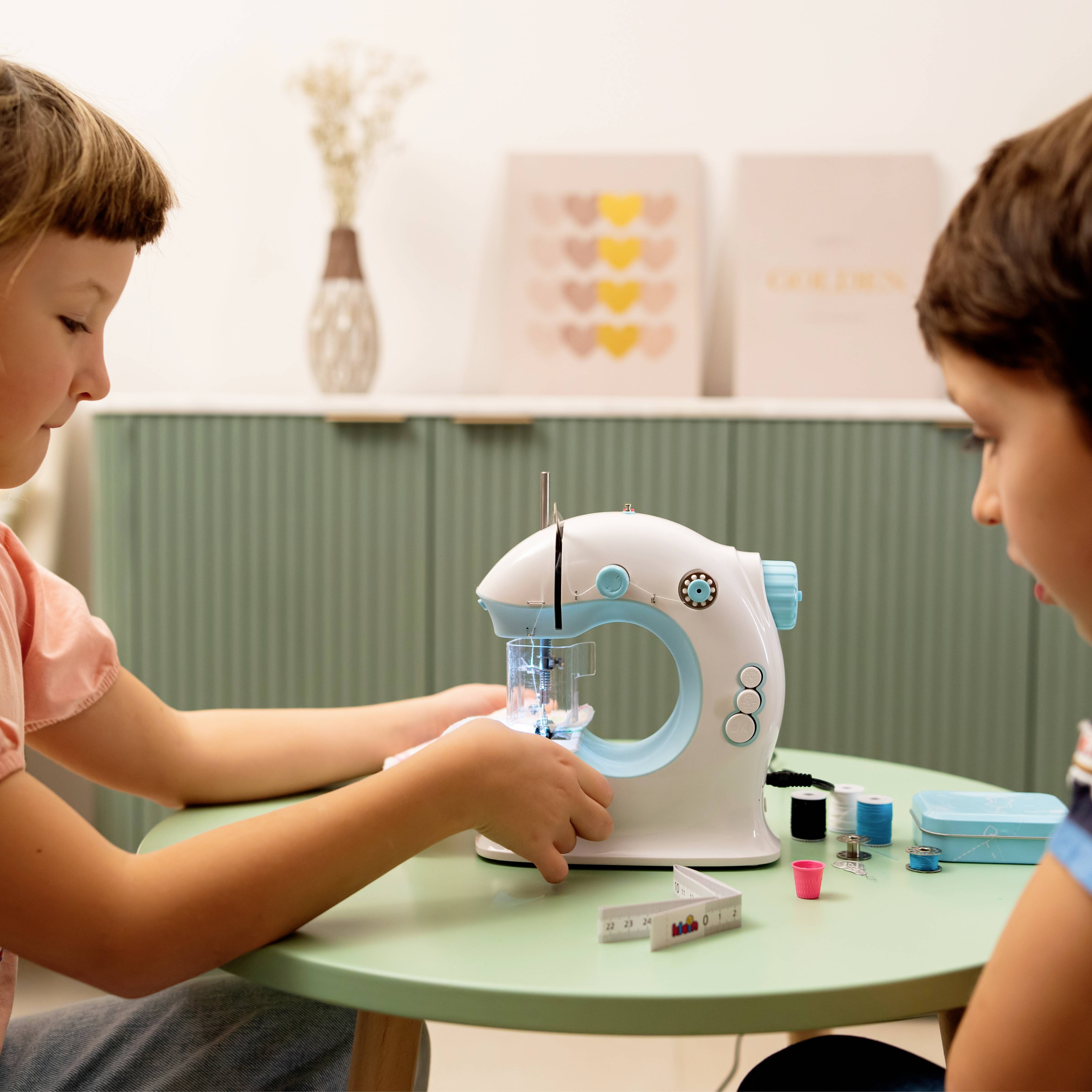 Deux enfants assis à une table, utilisant un microscope jouet, examinant un échantillon, avec un fond flou de livres et un vase.