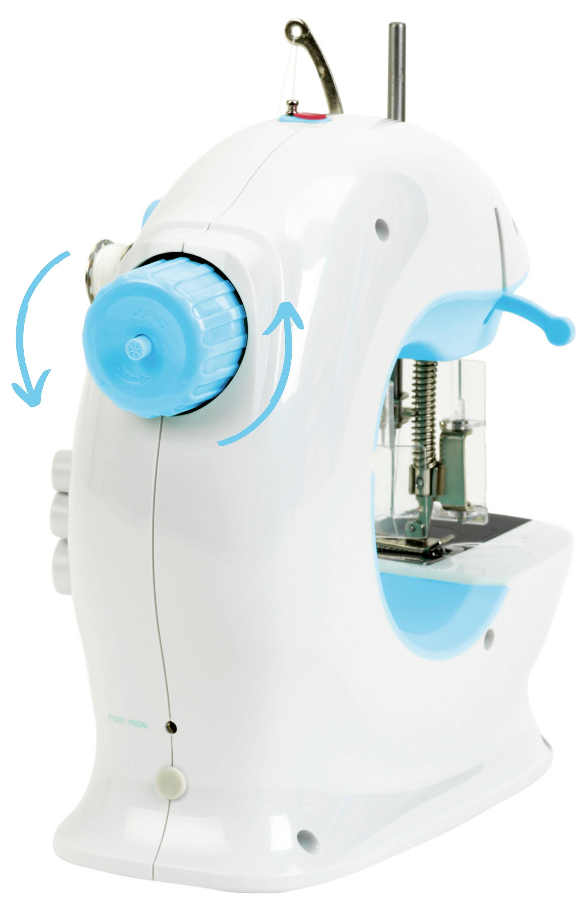 Une petite machine à coudre blanche et bleue avec un volant manuel bien visible et des commandes basiques, conçue pour des travaux de couture simples.
