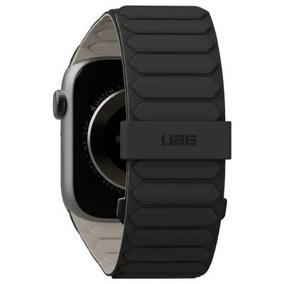 Une montre connectée noire avec un bracelet robuste à texture marquée et un affichage numérique. La montre présente un boîtier sombre et un bouton latéral bien visible.