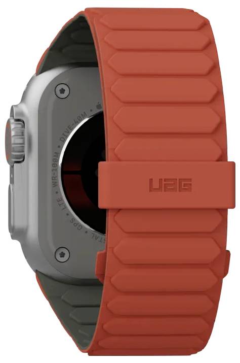 Une montre connectée avec un boîtier en argent et un bracelet texturé orange. Le bracelet arbore le logo 'UAG'. Le bouton latéral et la couronne numérique sont visibles.