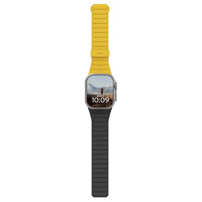 Montre connectée avec un cadran numérique affichant '10:09' et un fond d'écran extérieur représentant des montagnes. Elle est dotée de bracelets interchangeables jaune et noir.