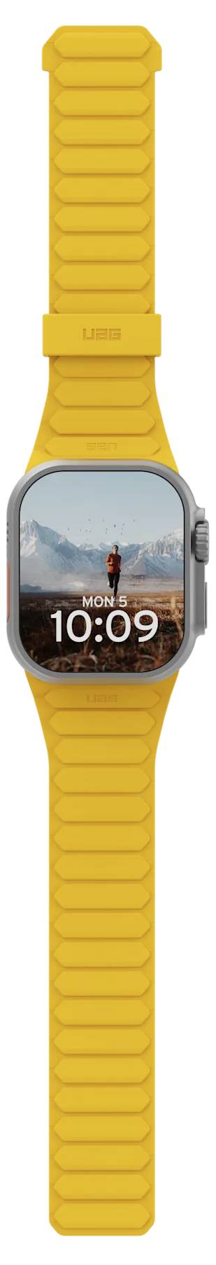Une smartwatch avec un bracelet orange affichant l'heure '10:09'. L'écran montre une personne en randonnée sur un fond montagneux.