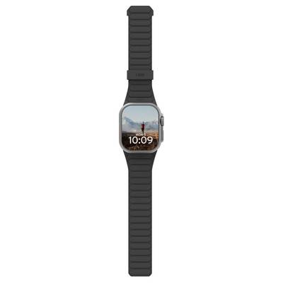 Une montre connectée avec un bracelet noir affiche l'heure '10:09' et une image de fond représentant une personne debout sur un sommet de montagne sous un ciel bleu.