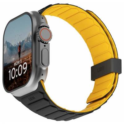 Deux montres connectées élégantes avec des bracelets noirs. L'une affiche l'heure '10:09' et 'LUN 5' sous une image de paysage montagneux avec une personne debout.