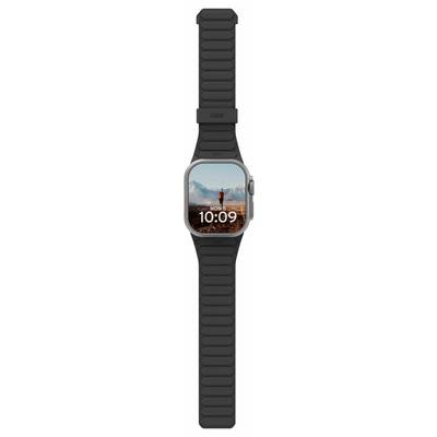 Montre connectée avec un bracelet noir affichant l'heure '10:09' et une image de fond représentant une personne debout dans un paysage montagneux.