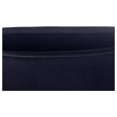 Gros plan sur un sac noir avec une fermeture éclair noire partiellement ouverte, laissant entrevoir l'intérieur du sac.