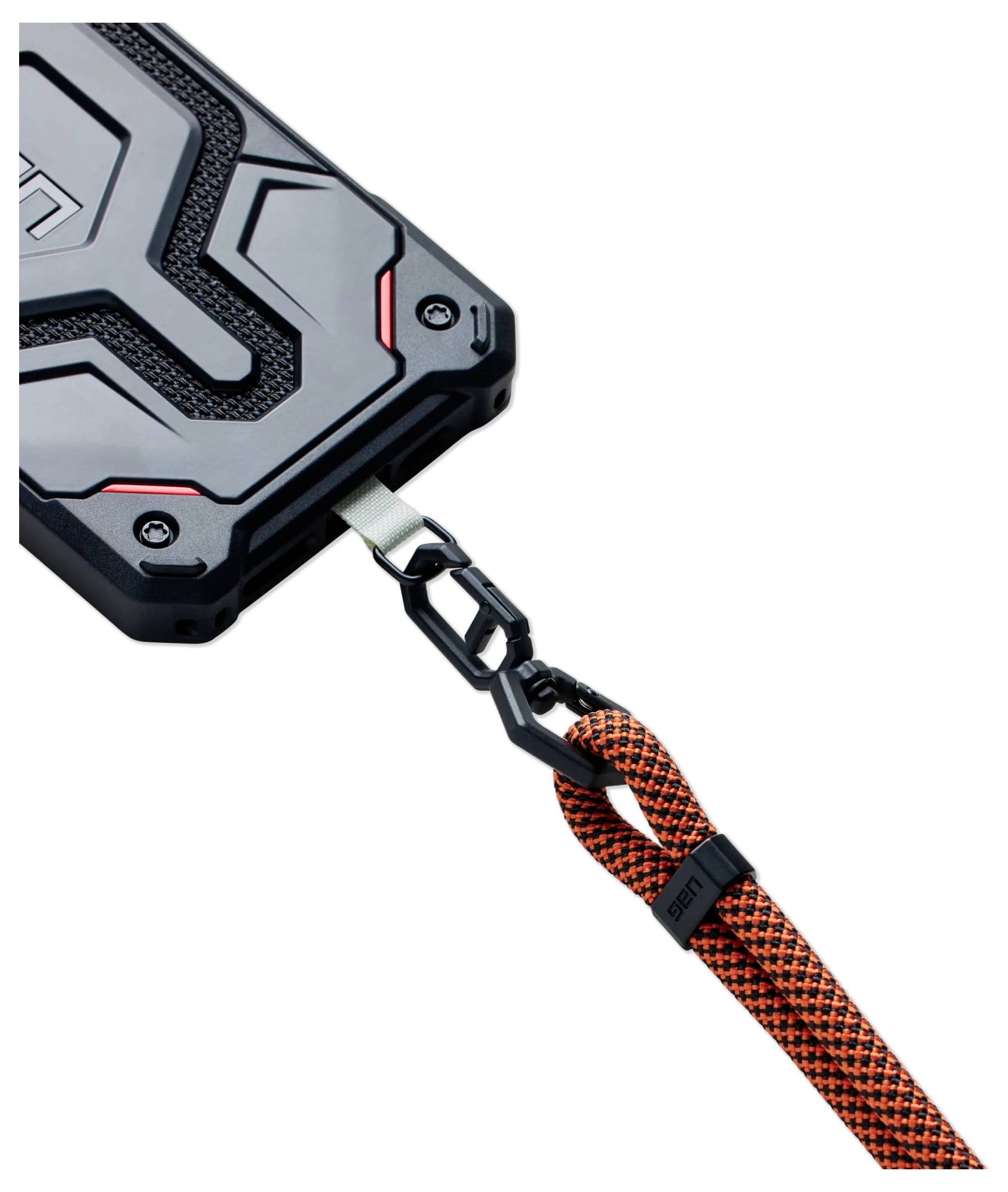 Un étui de téléphone robuste doté d'un design géométrique détaillé est attaché à un cordon orange à motif noir au moyen d'un clip métallique pour un transport facile.