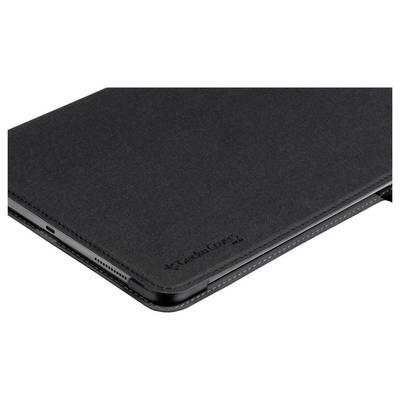 Une housse de tablette noir élégante, avec des coutures apparentes et un logo discrètement embossé, laissant partiellement entrevoir le bord de la tablette et l'emplacement de son appareil photo.