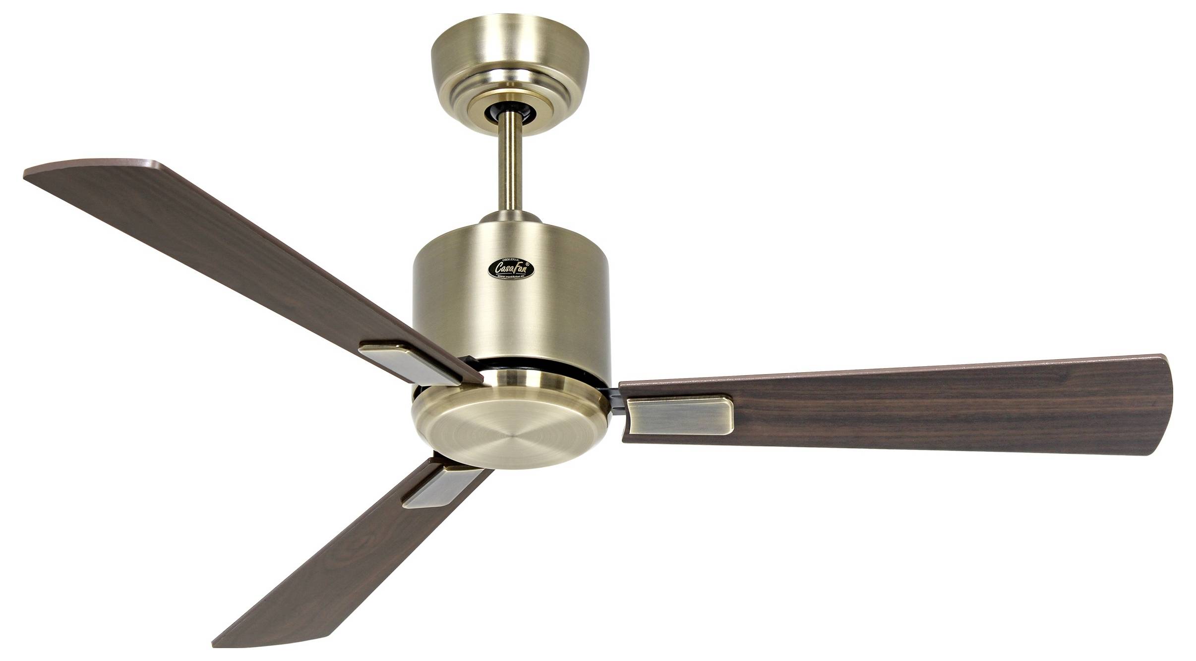 Un ventilateur de plafond à trois pales avec une finition métallique et des pales en bois foncé, monté au plafond.