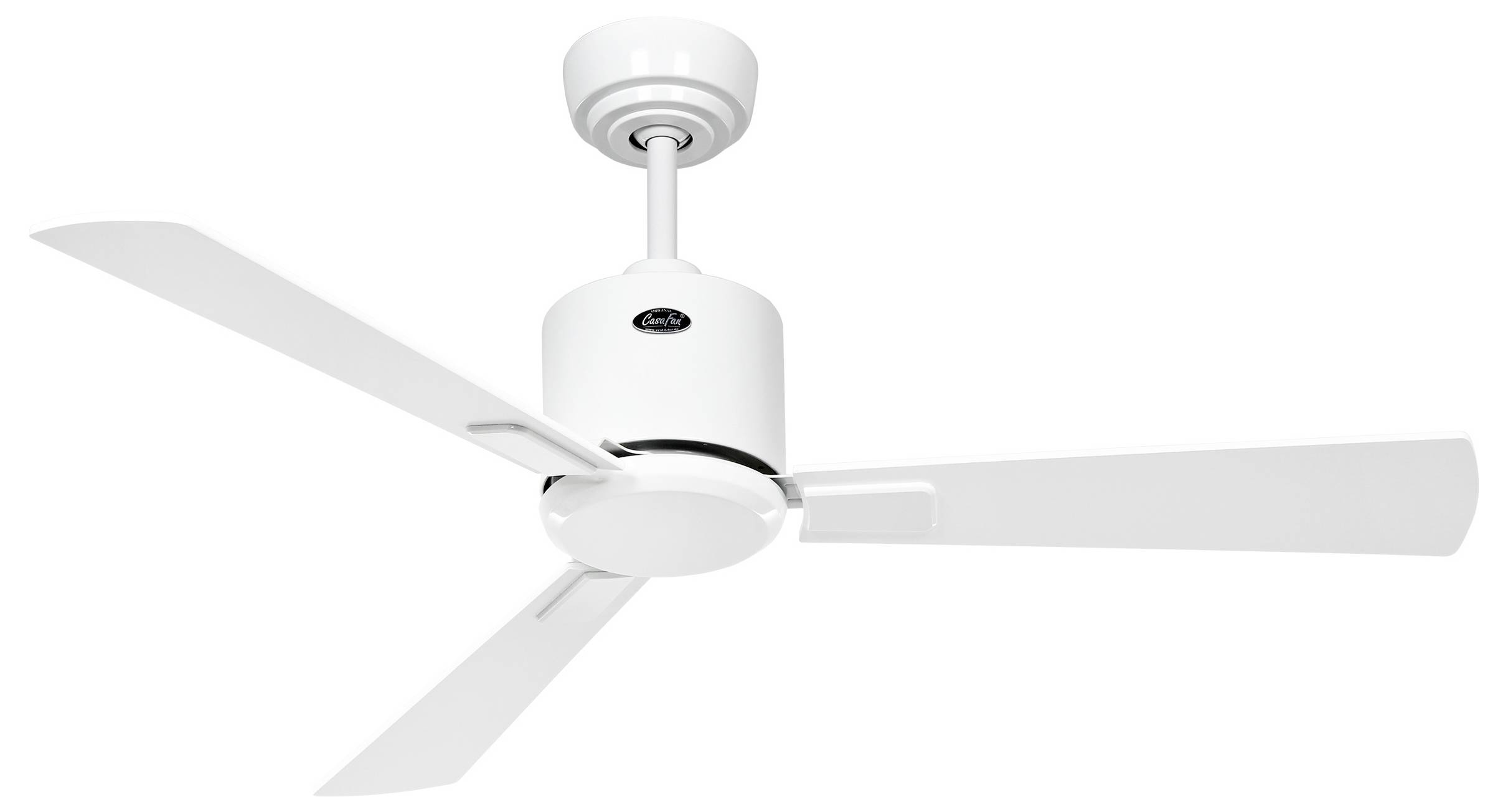 Un ventilateur de plafond blanc à trois pales, monté au plafond dans un design minimaliste.