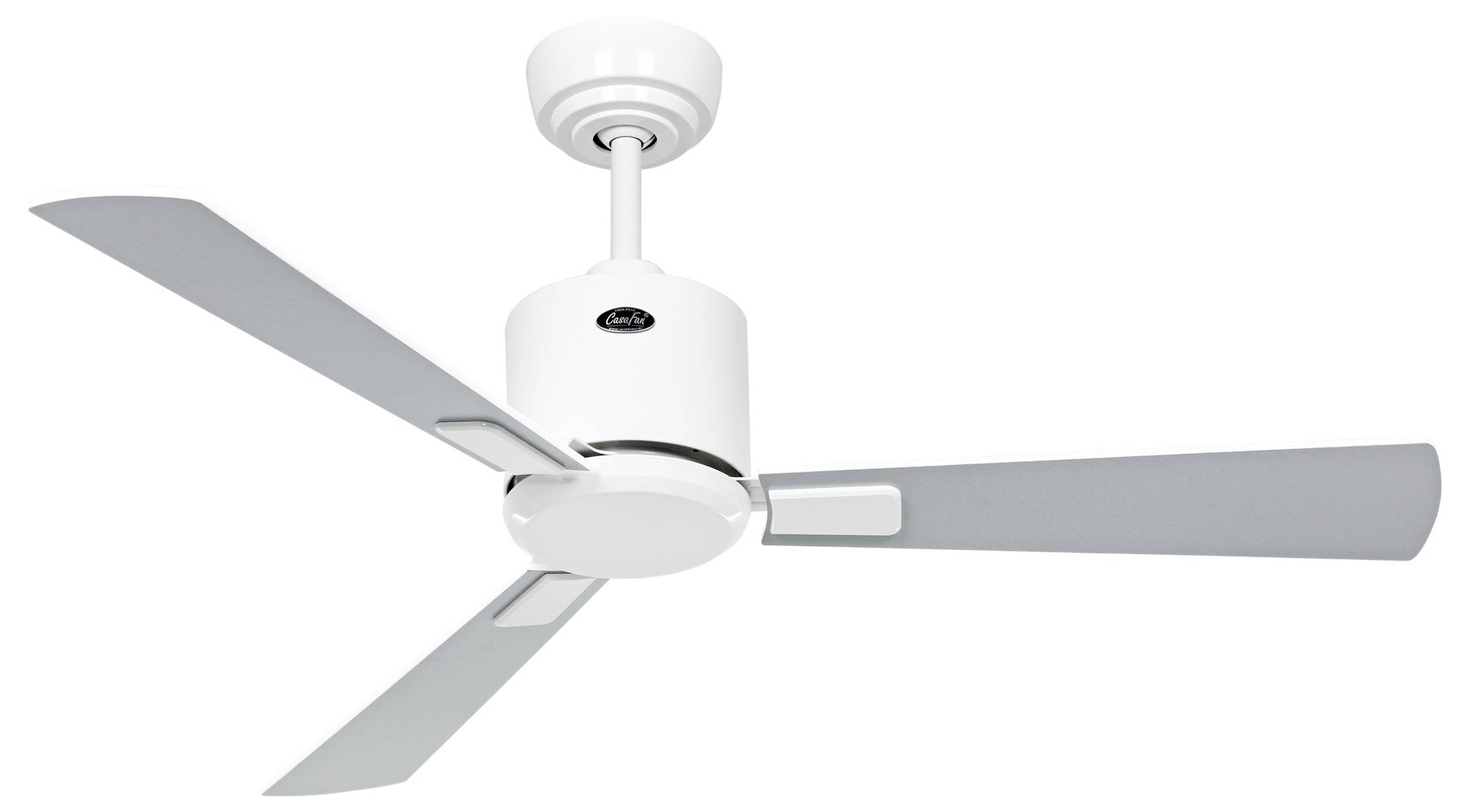 Un ventilateur de plafond blanc à trois pales, monté sur un plafond blanc.