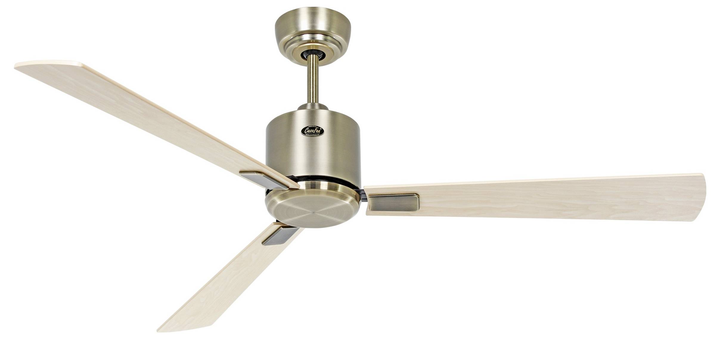 Un ventilateur de plafond avec un moteur en acier inoxydable et trois pales en bois, conçu pour une circulation d'air efficace dans un intérieur moderne.