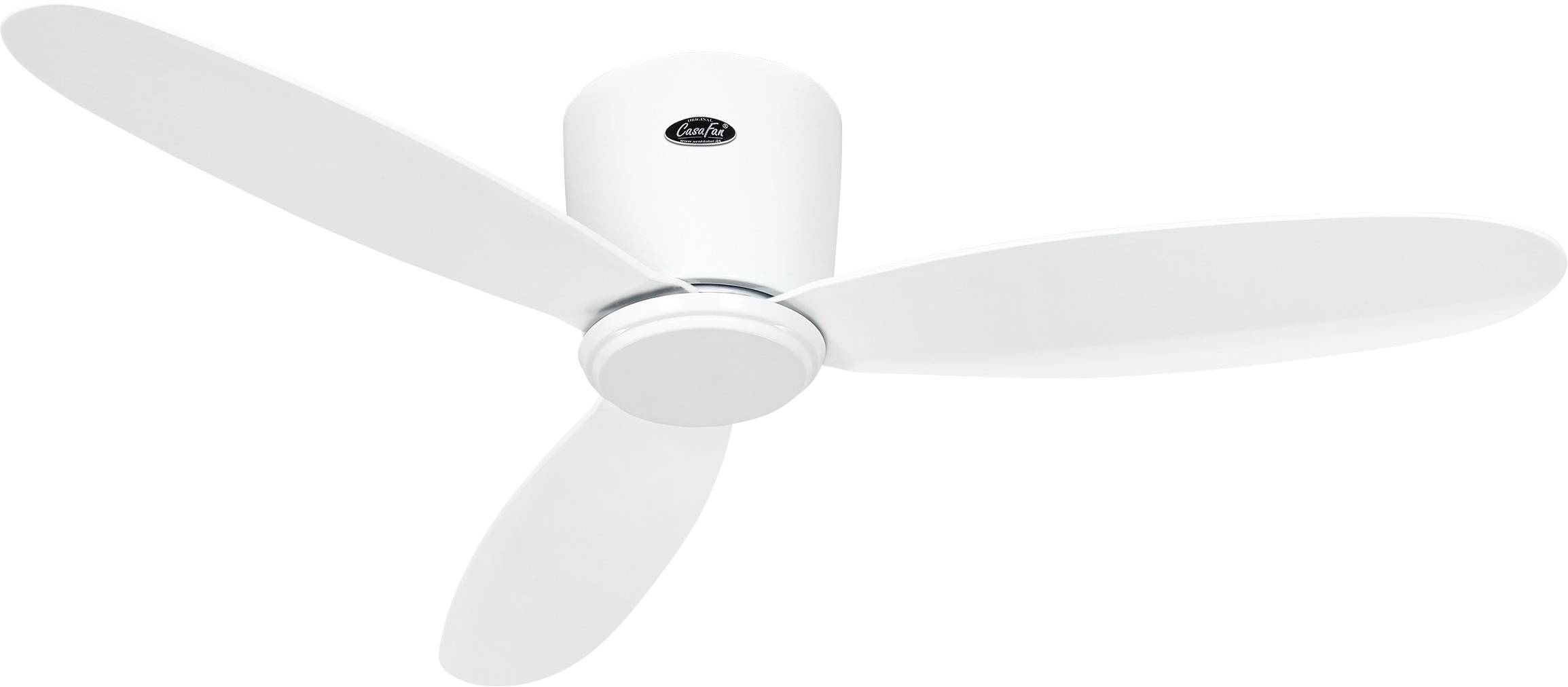 Un ventilateur de plafond blanc à trois pales, monté sur un plafond plat.