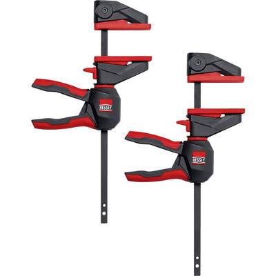 Deux serre-joints à déclenchement Bessey de couleurs rouge et noire sont positionnés verticalement l'un en face de l'autre sur un fond blanc.