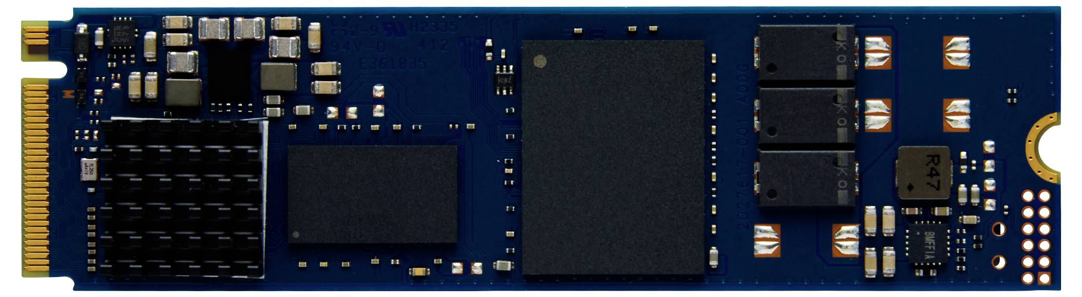 Un disque SSD M.2 bleu avec des broches de connecteur dorées, présentant divers puces et composants sur sa surface.