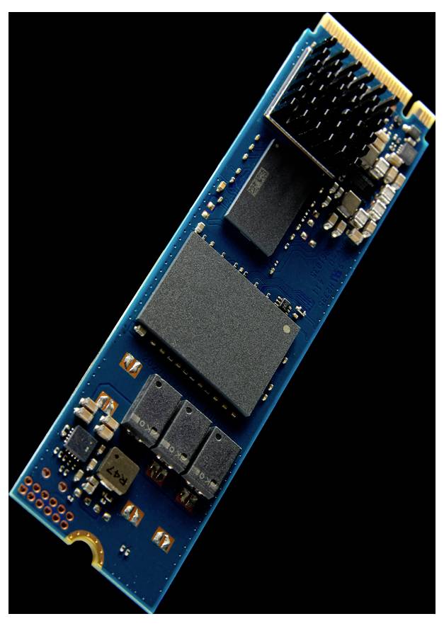 Un SSD M.2 sur un fond noir, mettant en valeur ses composants électroniques et ses connecteurs, indiquant sa capacité de stockage et d'accès aux données à haute vitesse.