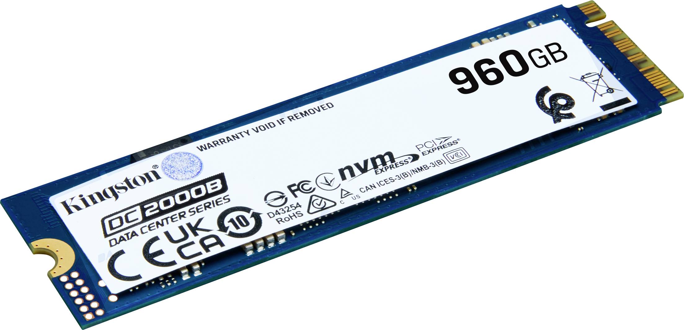 Un SSD Kingston DC1000B bleu avec une capacité de 960 Go, présentant divers logos de certification, et l'étiquette indiquant « Garantie annulée si retiré ».