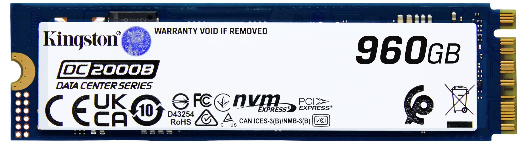 Image d'un SSD Kingston DC2000B de la série Data Center avec une capacité de 960 Go. L'étiquette indique des caractéristiques telles que PCIe, NVMe et les détails de la garantie.