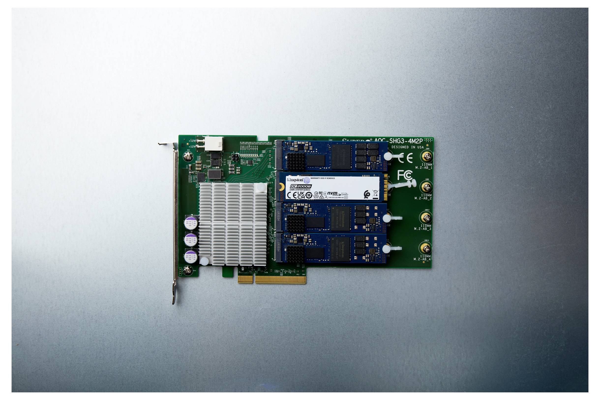 Une carte de circuit imprimé avec un dissipateur thermique et un disque dur à état solide fixé, utilisé pour les fonctions de stockage et de traitement de données dans les ordinateurs.