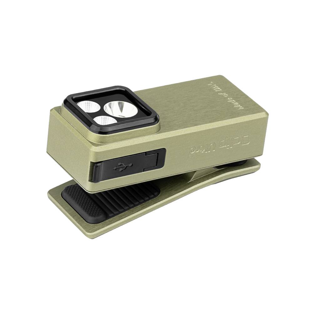 Une lampe de poche compacte et rectangulaire en vert olive, dotée d'un clip, avec trois voyants LED circulaires à une extrémité et un port USB sur le côté.