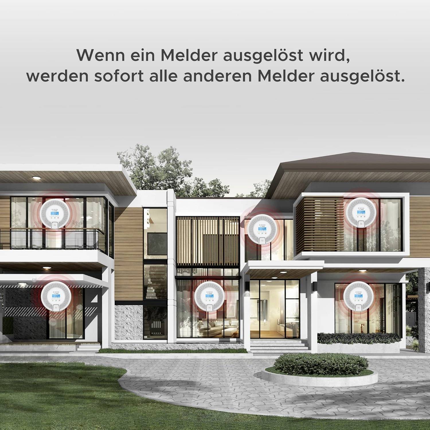 Une maison moderne à deux étages avec plusieurs détecteurs de fumée sur la façade. Texte en haut : 'Si un détecteur se déclenche, tous les autres détecteurs se déclenchent immédiatement.'