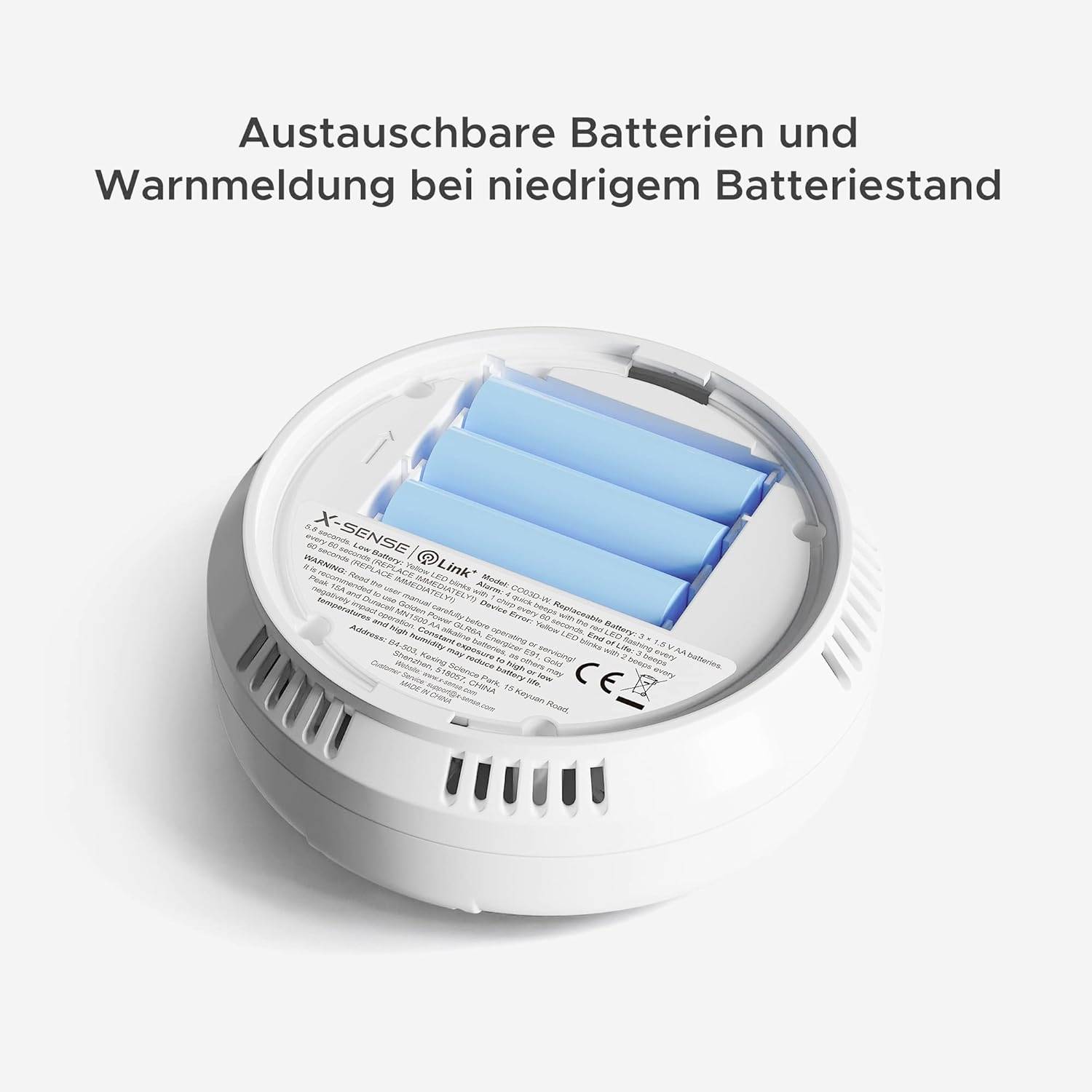 Détecteur de fumée avec compartiment à piles retiré, montrant des piles remplaçables. Texte : « Piles remplaçables et avertissement en cas de batterie faible ».