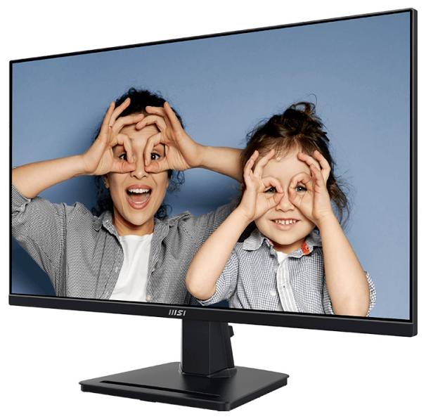 Une femme et un enfant souriant de manière espiègle font des lunettes avec leurs doigts devant leurs yeux, capturés sur un écran de moniteur d'ordinateur.