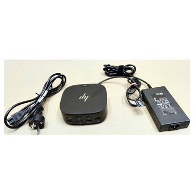 Un concentrateur informatique compact doté de plusieurs ports, accompagné d'un adaptateur secteur et d'un câble d'alimentation avec fiche européenne, posé sur une surface beige.