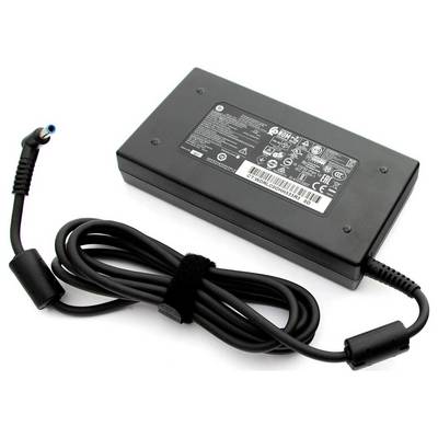 Un adaptateur d'alimentation noir pour ordinateur portable avec un cordon connecté et diverses instructions de sécurité et spécifications imprimées sur l'étiquette.