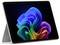 Une tablette élégante avec un design abstrait coloré sur son écran, posée sur un support argenté, présentée sur un fond uni.