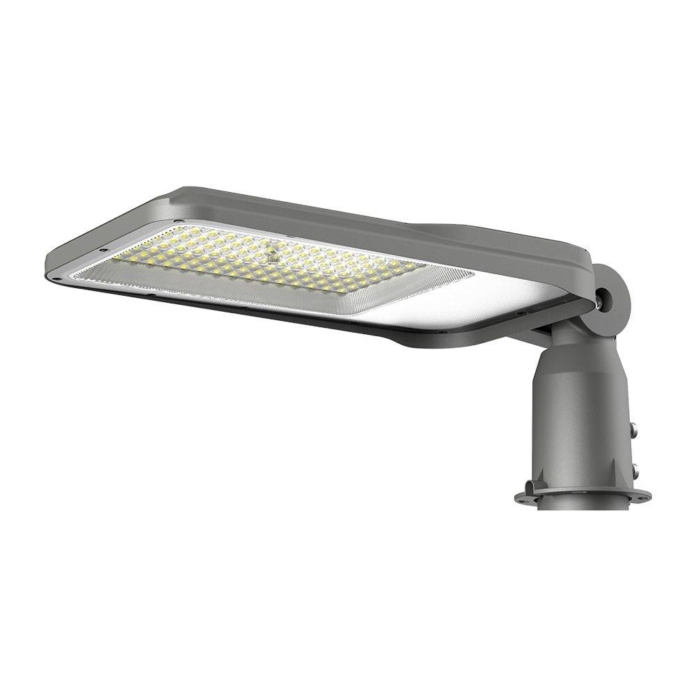 Un lampadaire LED moderne et élégant, doté d'une tête rectangulaire et inclinée, fixée sur un support vertical, conçu pour l'éclairage extérieur.