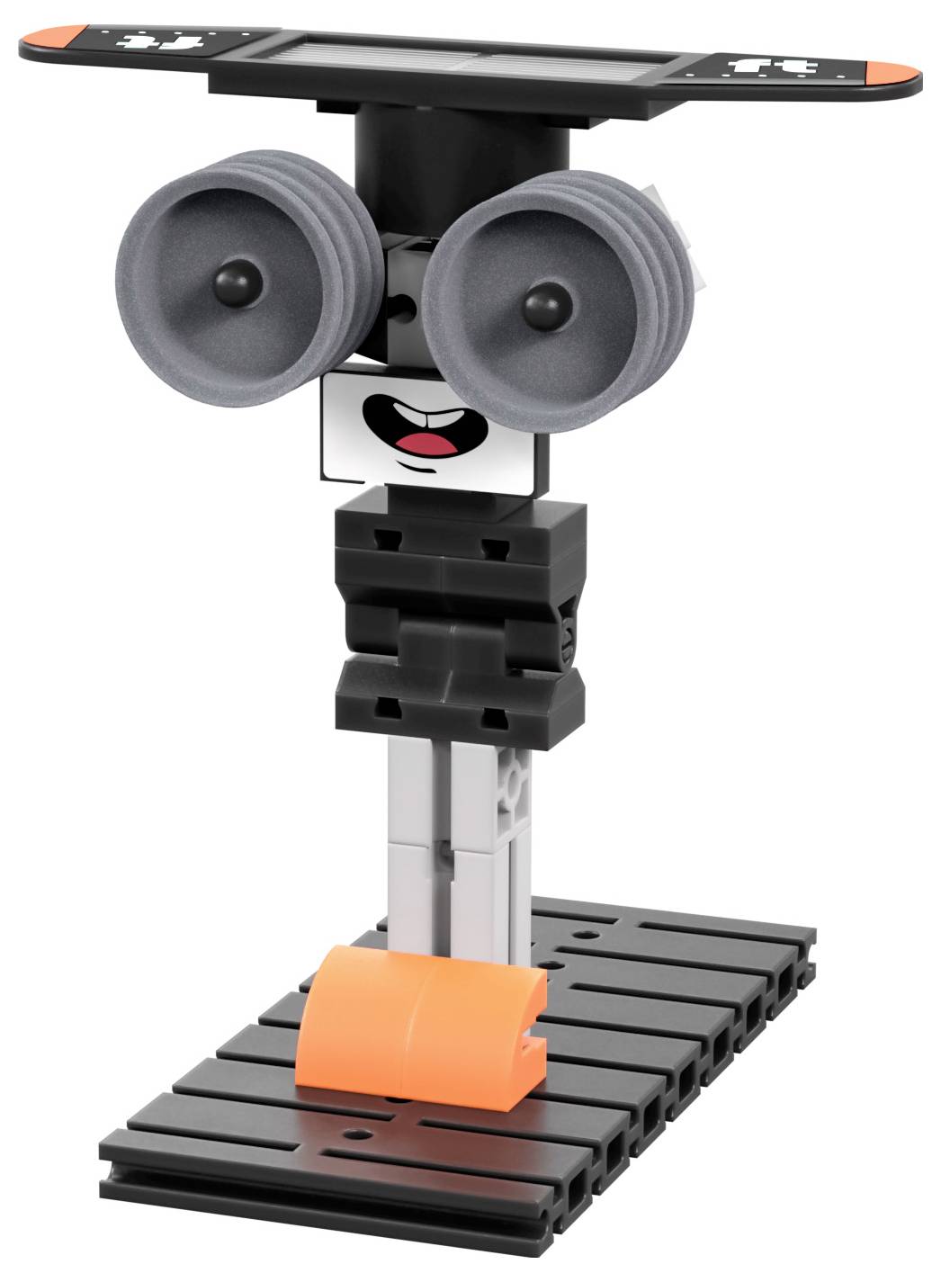 Un petit modèle de robot avec des yeux circulaires et une bouche souriante, debout sur une plateforme noire avec une base orange.