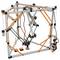 Une structure complexe d'imprimante 3D composée de pièces métalliques et plastiques, avec des accents orange et des tiges interconnectées, illustrant un assemblage mécanique.
