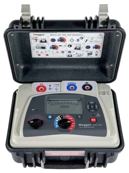 Testeur d'isolement numérique dans un boîtier de protection rigide, présentant des boutons de contrôle et des touches pour les tests électriques avec un guide d'instructions sur le couvercle.