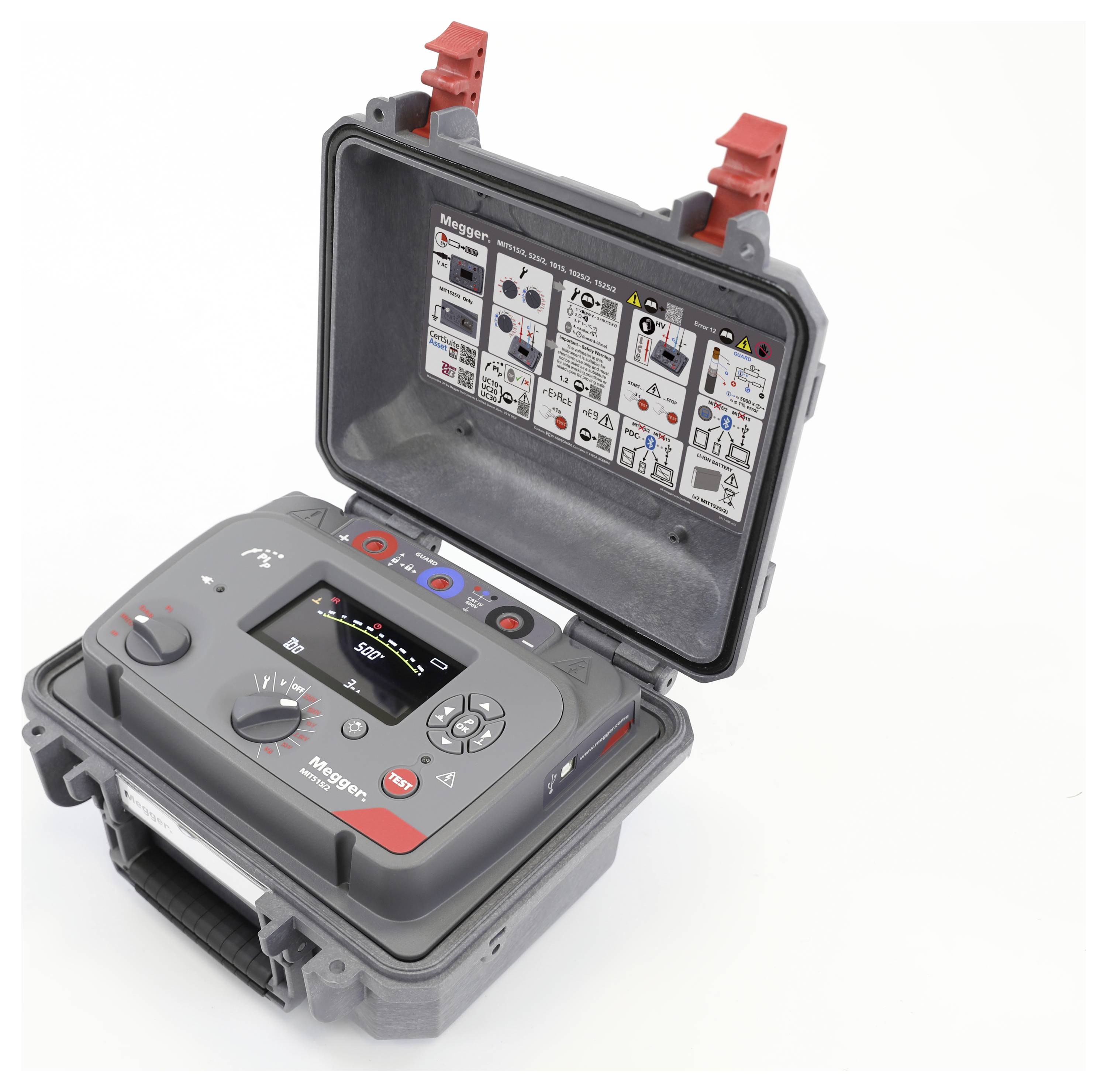 Un appareil portable de test électrique avec un couvercle ouvert montrant des boutons de réglage, un affichage numérique indiquant « 500 V » et des étiquettes d'instructions à l'intérieur.