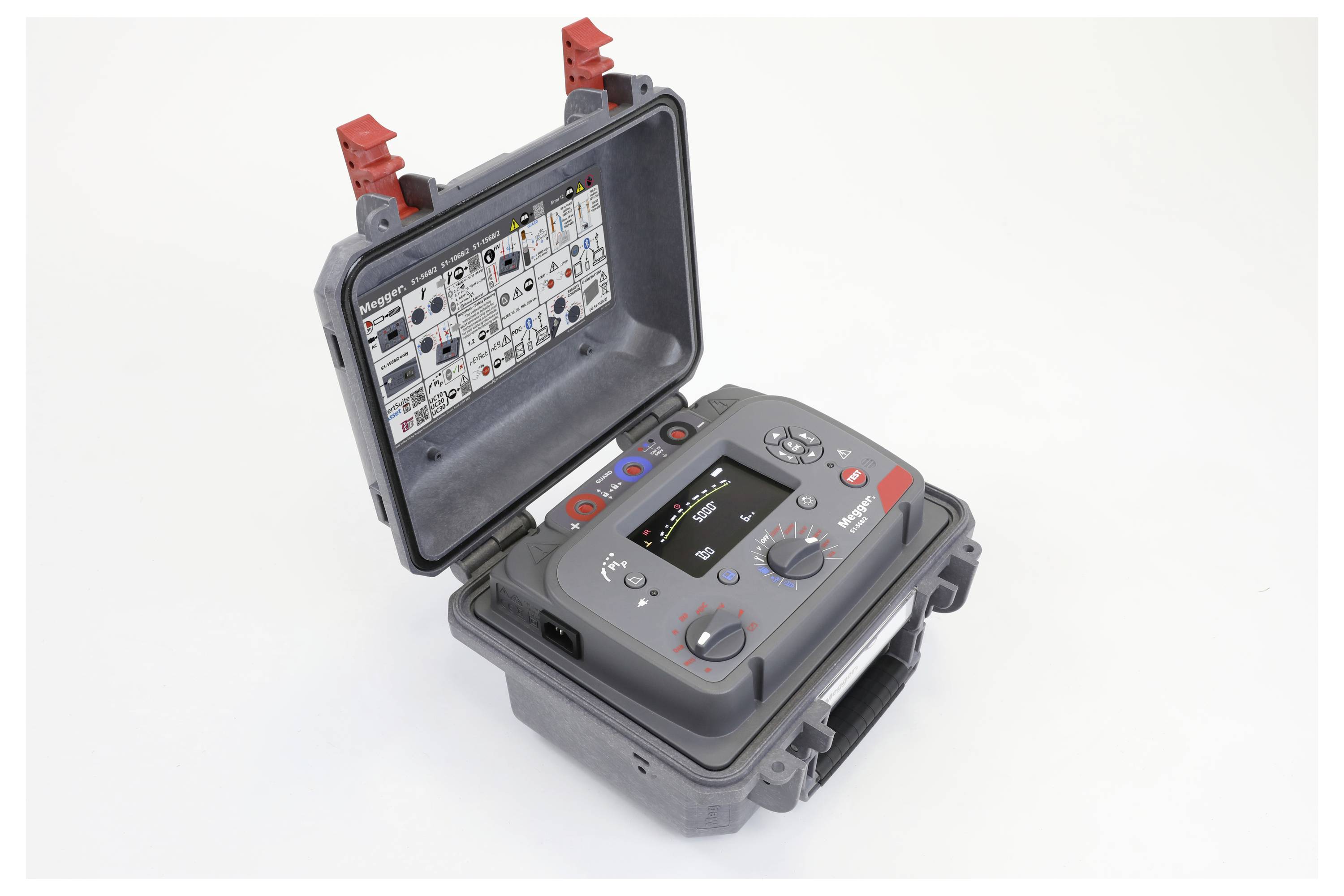 Un dispositif électronique portable de mesure avec un boîtier ouvert révélant un panneau de contrôle et un écran d'affichage numérique, utilisé à des fins de test.