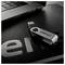Une clé USB argentée portant l'étiquette « Intenso » est posée sur un carnet, à côté d'un ordinateur portable partiellement visible, suggérant un transfert ou un stockage de données.