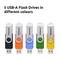 '5 clés USB-A dans différentes couleurs : noir, rouge, bleu, vert et jaune. Chacune est équipée d'un capuchon pivotant et porte la marque Intenso.'