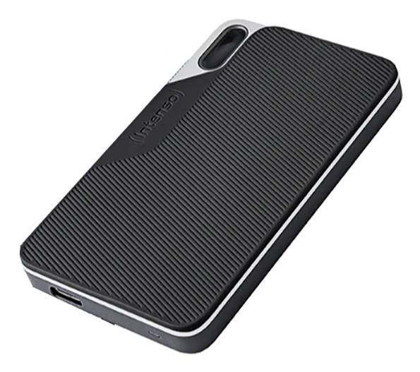 Un disque dur externe portable noir avec une surface texturée, la marque 'Intenso' visible.