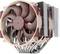 Un refroidisseur de CPU équipé d'un grand ventilateur brun et de multiples dissipateurs thermiques en argent, conçu pour disperser efficacement la chaleur.