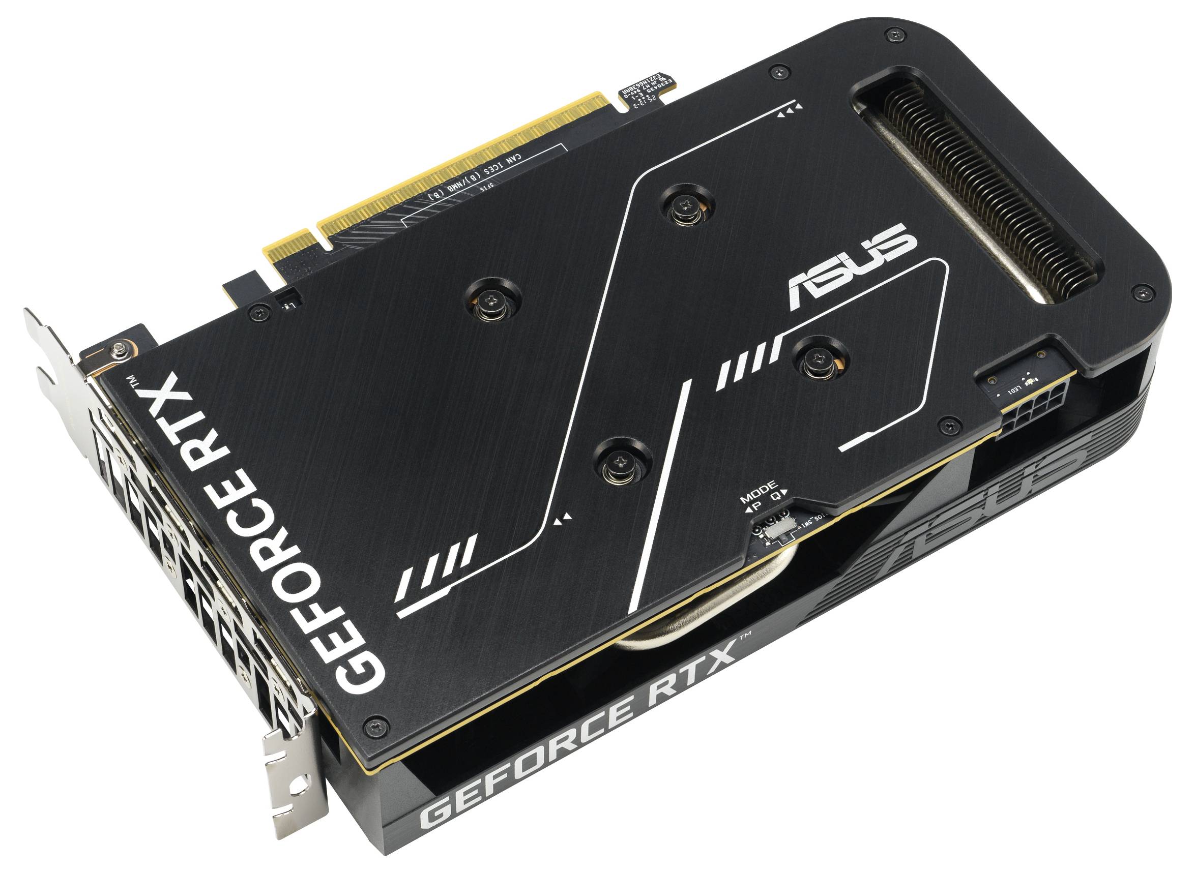 Une carte graphique ASUS GeForce RTX noire avec un système de refroidissement à double ventilateur, vue en angle montrant le nom de la marque et le modèle sur la surface.