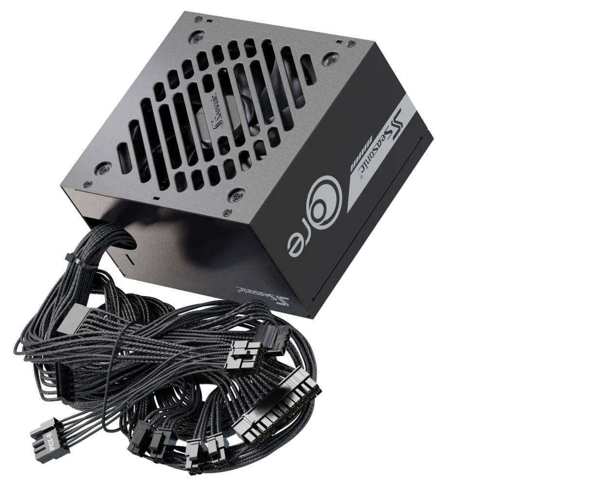 Un bloc d'alimentation informatique noir avec plusieurs câbles tressés, présentant des fentes de ventilation et des marques de marque sur le côté.
