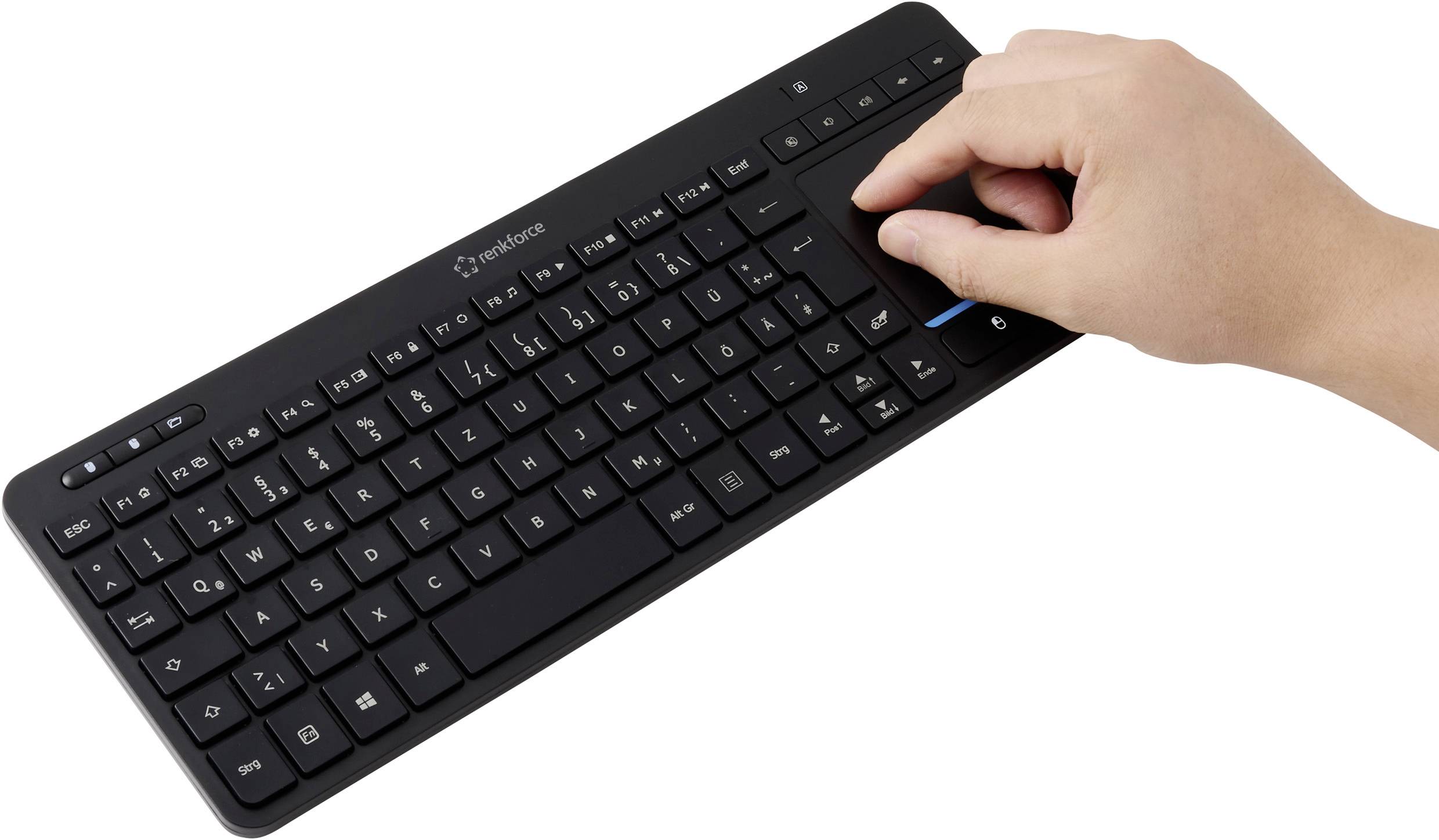 La main d'une personne utilise le pavé tactile sur un clavier sans fil noir et fin doté d'un pavé numérique sur la droite.