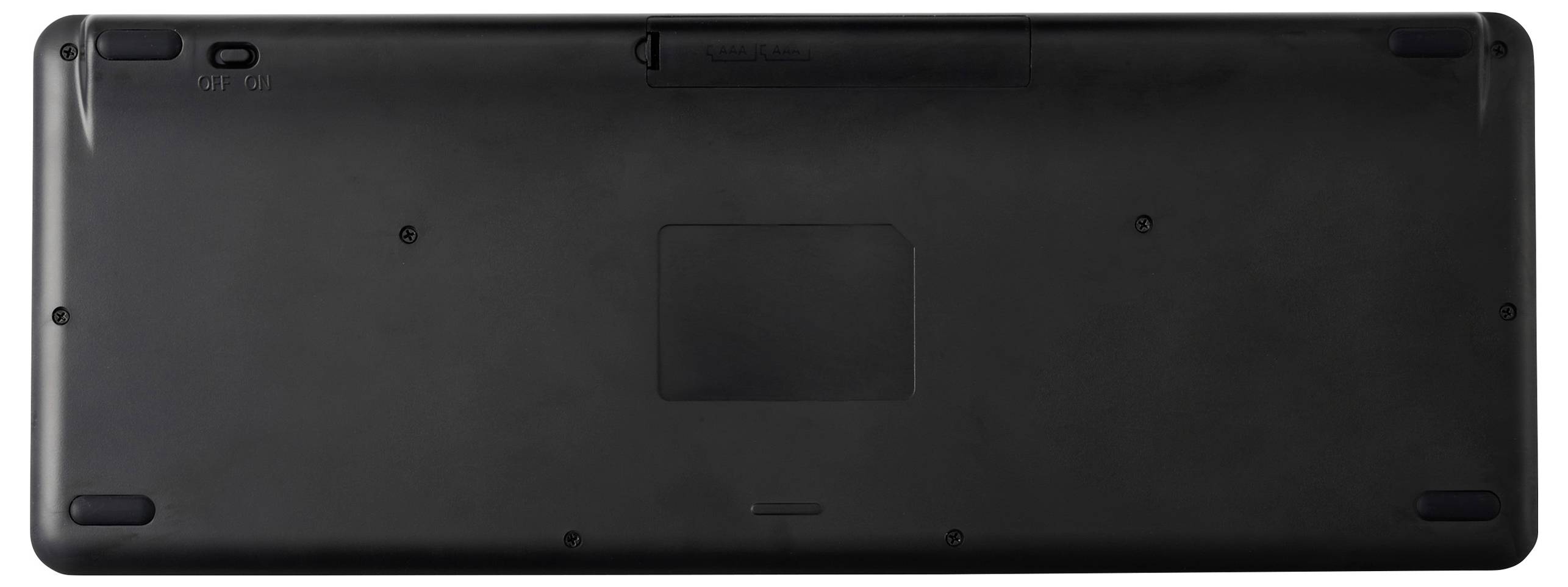 L'image montre le dessous d'un ordinateur portable noir, présentant des orifices de ventilation, des pieds en caoutchouc et un compartiment de batterie au centre.